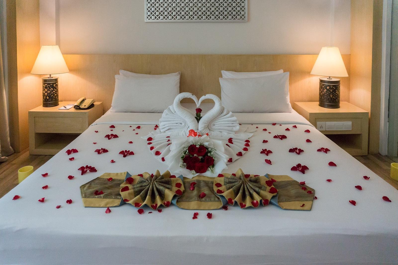 Hotel Le Grande Bali Uluwatu Zewnętrze zdjęcie A bed decorated for a honeymoon