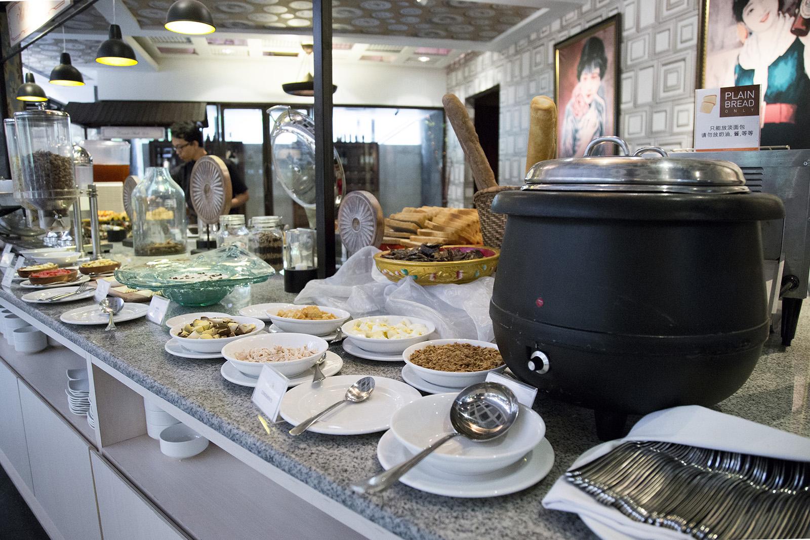 Hotel Le Grande Bali Uluwatu Zewnętrze zdjęcie A buffet at a restaurant