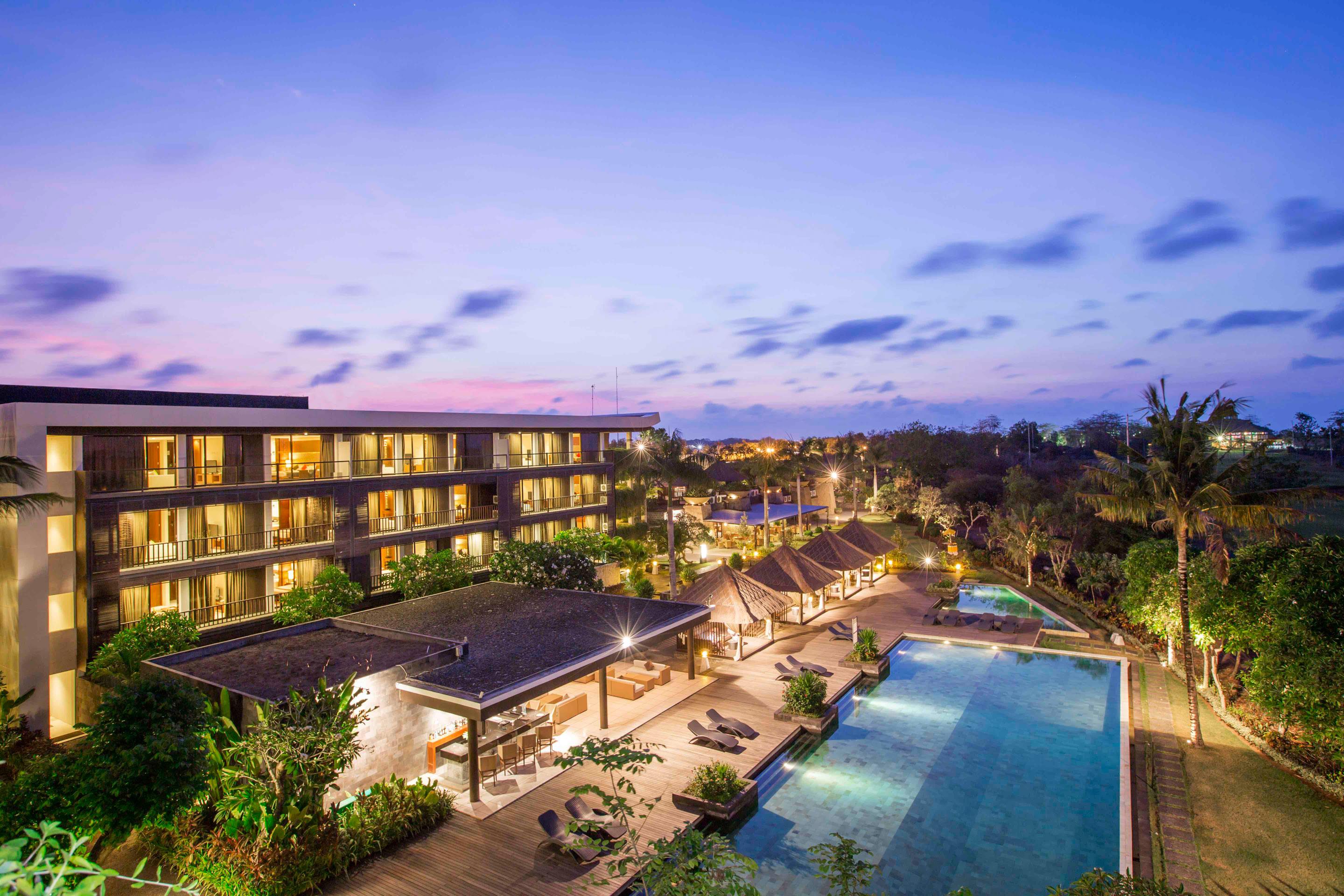 Hotel Le Grande Bali Uluwatu Zewnętrze zdjęcie The hotel at dusk