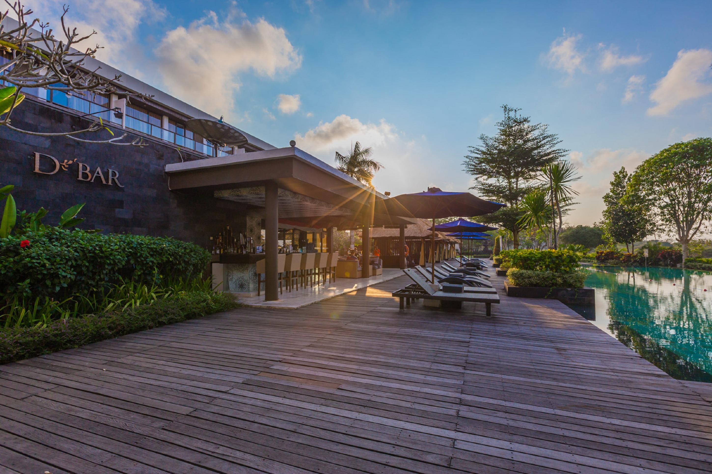 Hotel Le Grande Bali Uluwatu Zewnętrze zdjęcie The bar at the pool