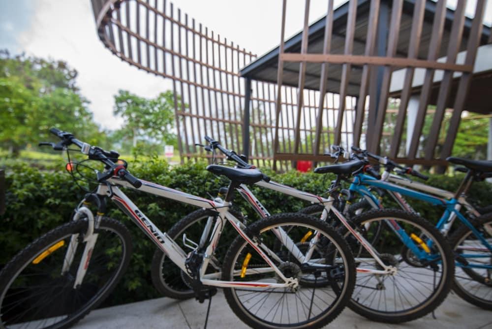 Hotel Le Grande Bali Uluwatu Zewnętrze zdjęcie Bicycles at the station