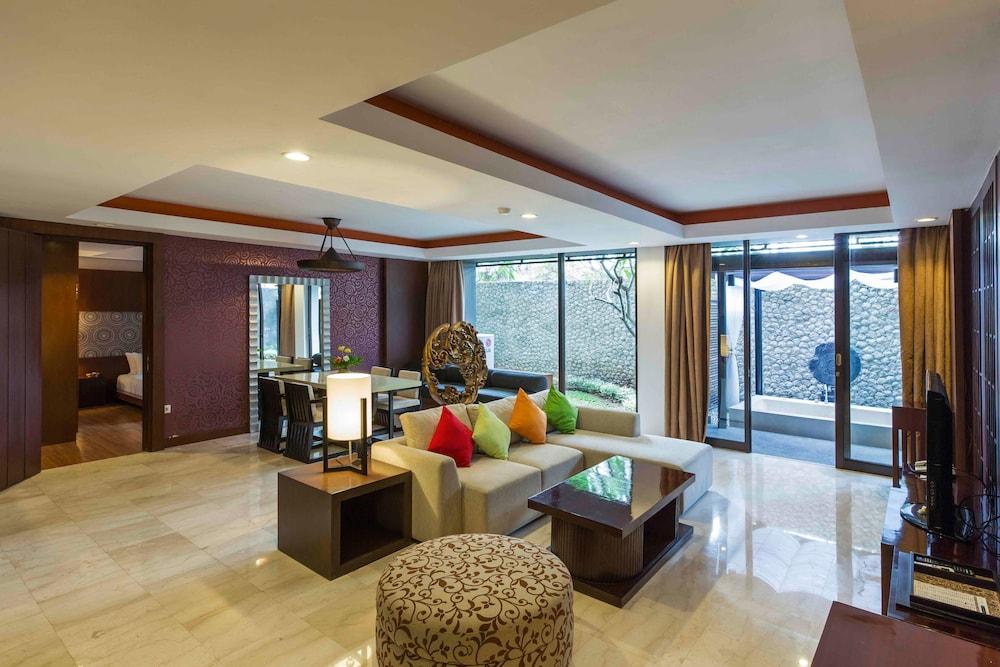 Hotel Le Grande Bali Uluwatu Zewnętrze zdjęcie Living room of a suite