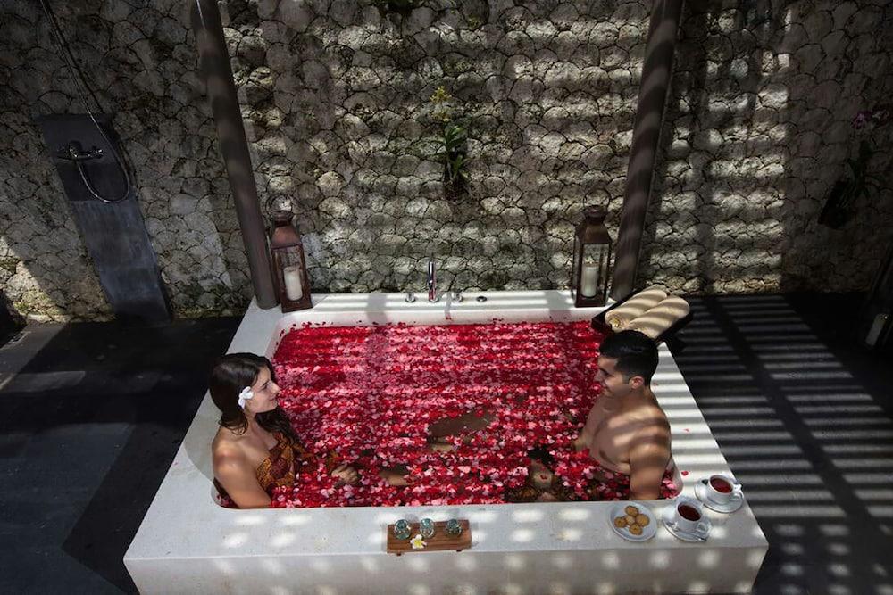 Hotel Le Grande Bali Uluwatu Zewnętrze zdjęcie A couple in a rose petal bath